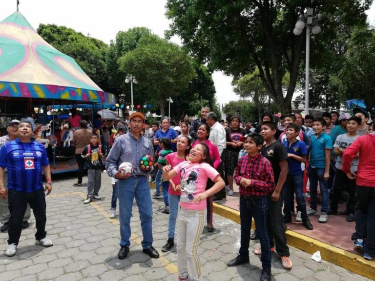 Festejan en Ayometla a cientos de niños en su día