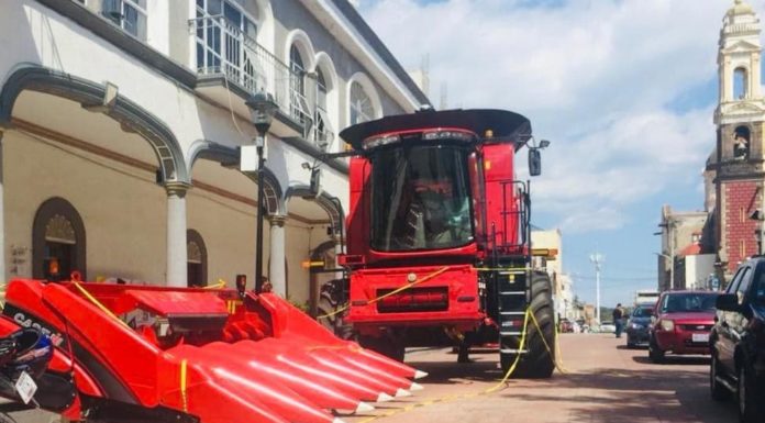 HISTORICA GESTIÓN Y ADQUISICIÓN DEL DIPUTADO VICTOR BÁEZ; CON UNA MÁQUINA COMBINADA PARA EL CAMPO.