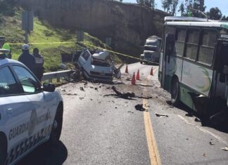JOVEN CONDUCTOR SE IMPACTA CONTRA AUTOBÚS Y MUERE AL SALIR PROYECTADO