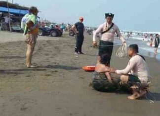 Rescatan a pareja de Zacatelco, a punto de morir ahogados en playa de Veracruz