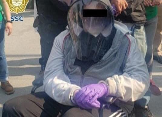 Jóvenes se DISFRAZAN de viejitos para recibir vacuna en #CDMX