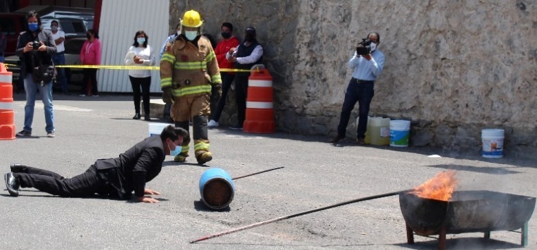 EL HEROICO CUERPO DE BOMBEROS CAPACITA A UNIVERSITARIOS DE LA UATX