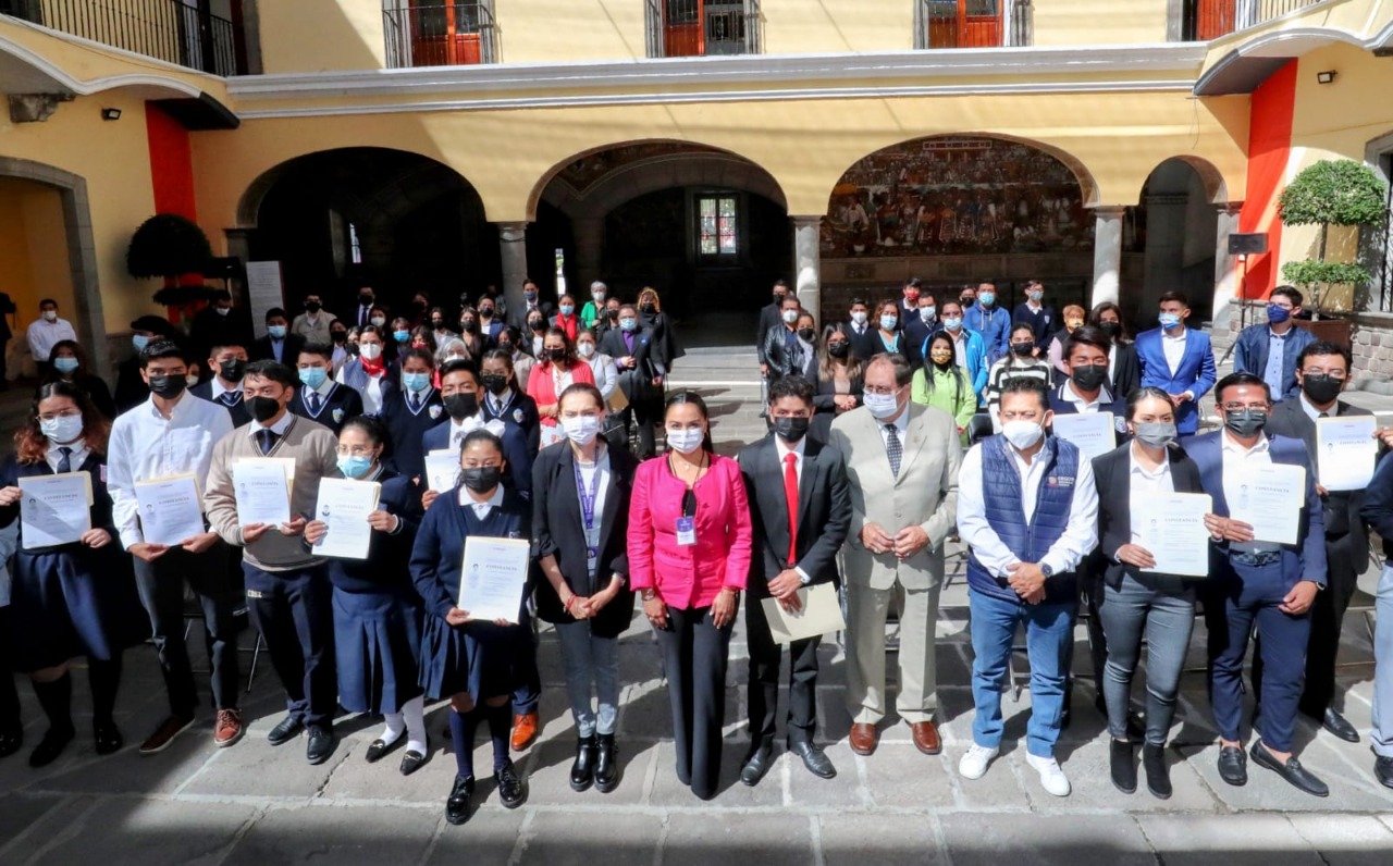 ENTREGA SEPE-USET 2 MIL 600 CONSTANCIAS DE SERVICIO SOCIAL A ESTUDIANTES