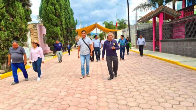 Gobierno de Tlaltelulco entrega construcción de adocreto en Yoalcoatl