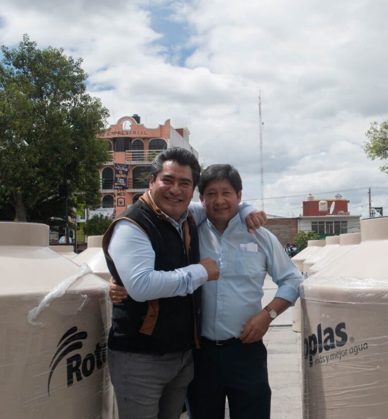 Gobierno de Zacatelco entrega tinacos a precio accesible