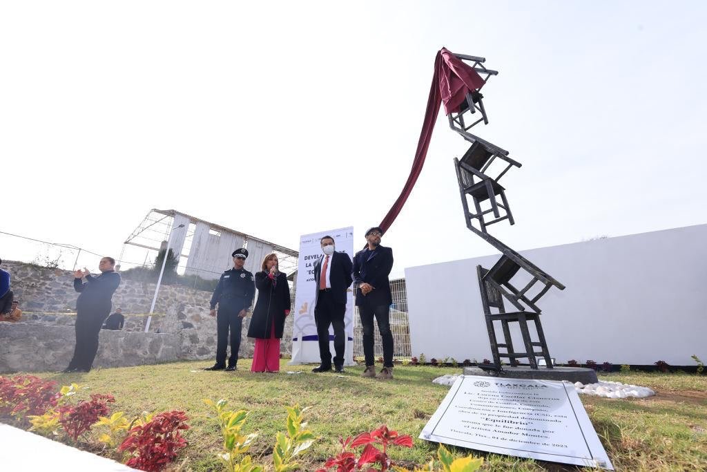 DEVELARON AUTORIDADES ESCULTURA “EQUILIBRIO” DE AMADOR MONTES