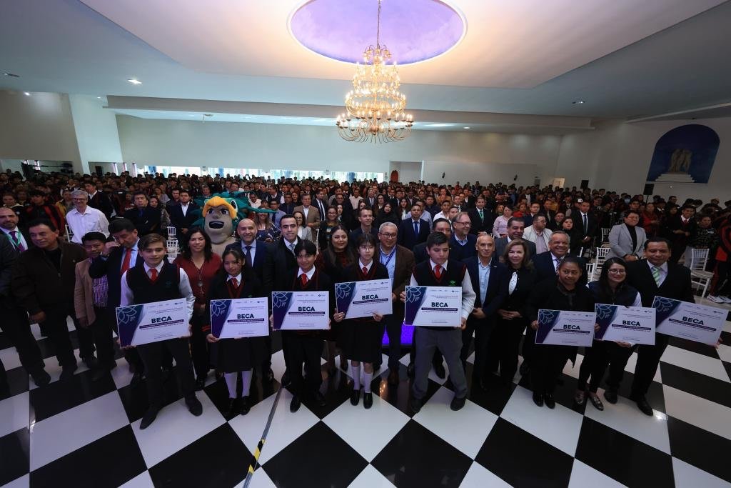 RECIBEN ALUMNOS Y DOCENTES DEL CONALEP BECAS