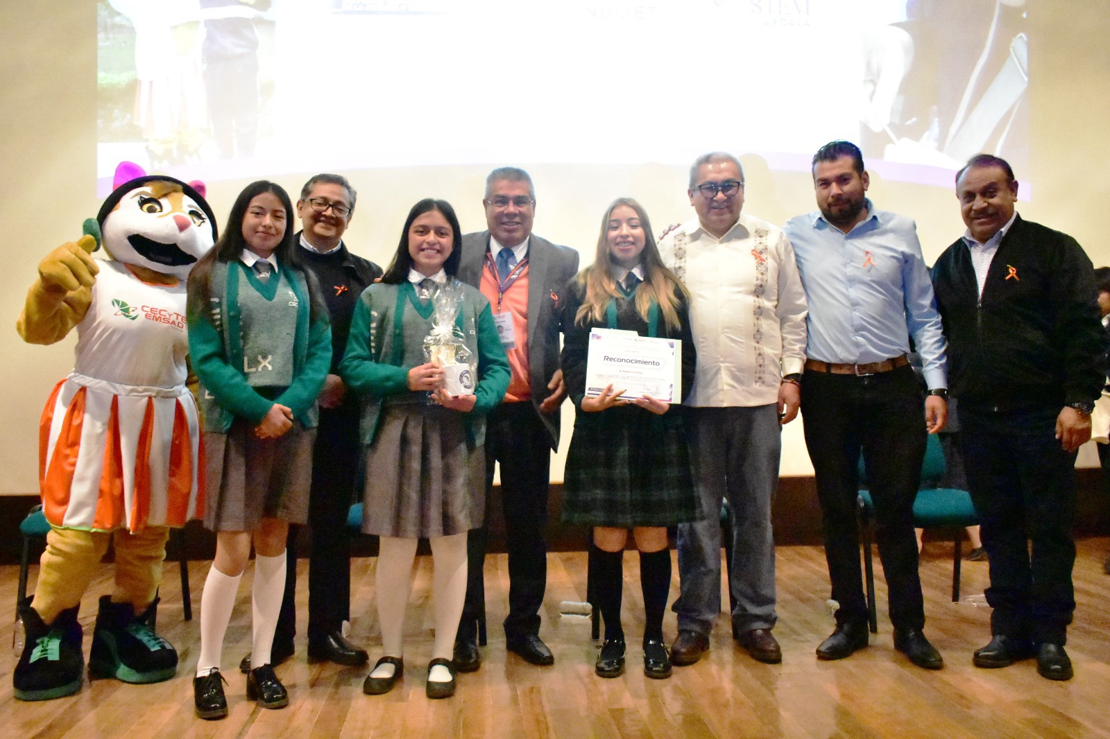 ENTREGÓ CECYTE EMSAD RECONOCIMIENTOS A PARTICIPANTES EN PROYECTOS DE CIENCIA Y TECNOLOGÍA