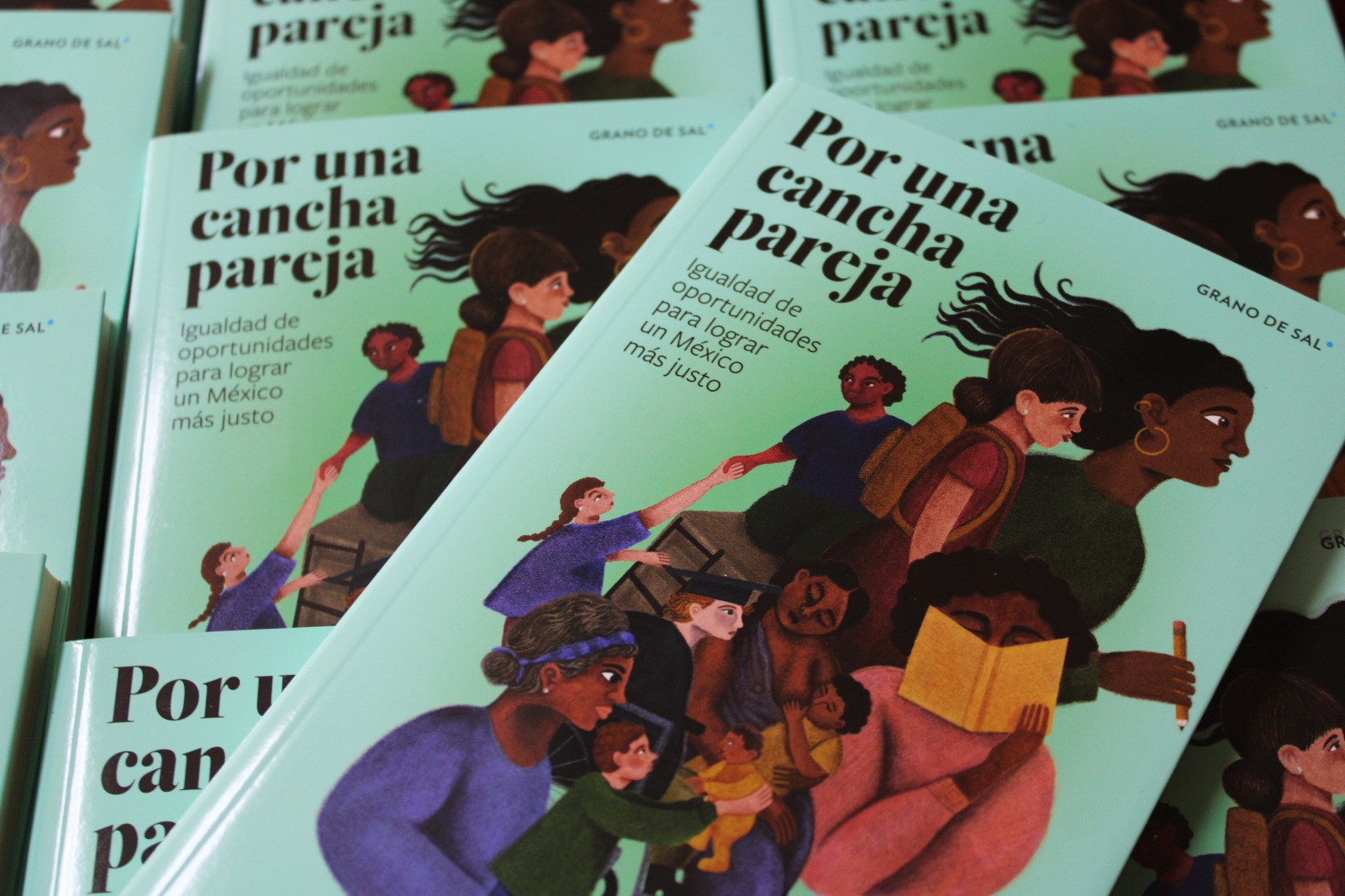PRESENTARON EN EL COLEGIO DE TLAXCALA EL LIBRO “POR UNA CANCHA PAREJA”