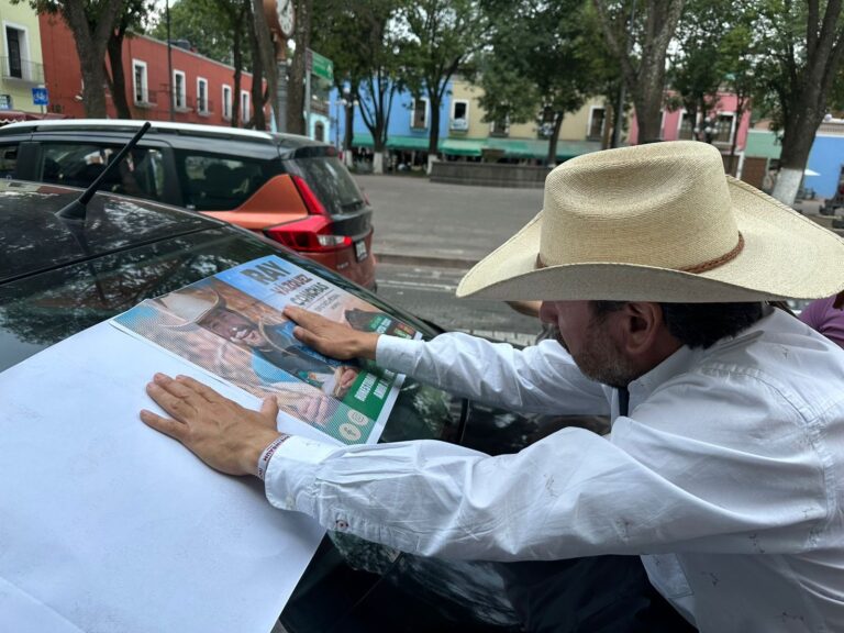 Ray Vázquez Conchas recibe el respaldo de los capitalinos en su recorrido por el centro de Tlaxcala