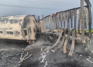 GOBIERNO ESTATAL ACTIVA PROTOCOLOS DE ATENCIÓN TRAS INCENDIO DE DOS TRACTOCAMIONES EN LA CARRETERA CALPULALPAN–APIZACO