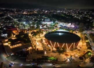 GOBERNADORA ENCIENDE ILUMINACIÓN DEL NUEVO PALENQUE DEL RECINTO FERIAL DE TLAXCALA.