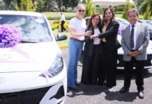 ENTREGA LORENA CUÉLLAR 34 VEHÍCULOS COMO RECONOCIMIENTO AL MAGISTERIO